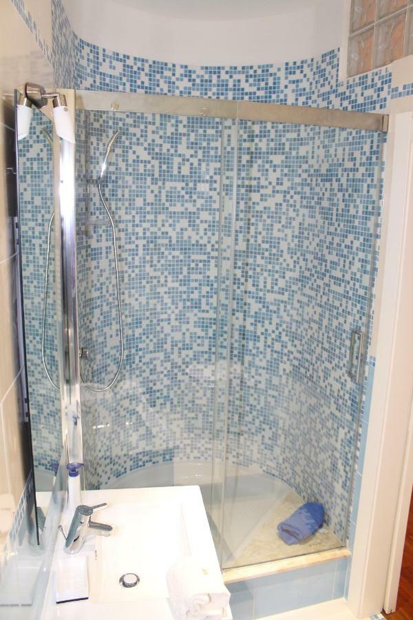 Domus Yenne Suites Cagliari Bagian luar foto
